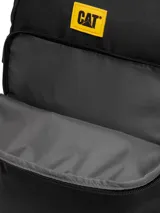 Mochila unisex Caterpillar (CAT) color negro, con compartimento principal acolchado para laptop de 15 pulgadas, bolsillo frontal con cierre, bolsillos laterales de malla y correas de compresión laterales. Presenta el logo CAT en amarillo en la parte superior frontal.