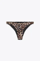 Braguita de bikini de tiro medio con estampado animal print y cintura elástica.
