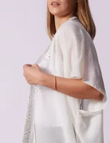 Kimono de gasa color blanco con apliques de brillos, marca Jessica Mc Clintock.