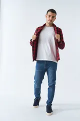 Camisa de viyela roja y azul marino a cuadros, corte slim, con logo bordado, bolsillos con botón y manga larga.