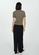 Remera de punto fino color blanco, de manga corta y cuello redondo.