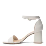 Sandalias de cuero color marrón con taco ancho y pulsera ajustable al tobillo.