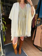 Vestido corto dorado con escote en V, mangas japonesas y corte a la cintura.
