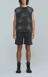 Remera sin mangas con cuello redondo y efecto gastado.