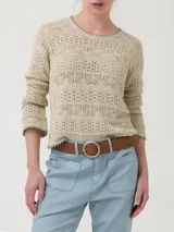 Sweater color crema de punto calado, con cuello redondo y mangas largas. Presenta detalles de crochet en cuello, puños y ruedo.