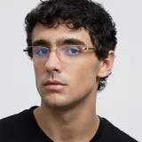Lentes con filtro de luz azul y protección UV400. Montura rectangular de acero inoxidable color oro con patillas de acetato y lentes de nylon transparentes. Diseñados para equilibrar comodidad y durabilidad.