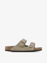 Sandalias Birkenstock Arizona SFB de cuero color topo, con plantilla anatómica de corcho y látex cubierta de ante. Ajuste con dos hebillas metálicas color cobre.