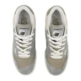Championes urbanos New Balance modelo BBW550HA, color gris con detalles en blanco y beige, confeccionados en gamuza y malla, con logo "N" característico en los laterales y suela bicolor.