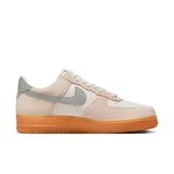 Zapatillas urbanas Nike Air Force 1 '07 Lv8, color crema con detalles en gris y suela de goma color caramelo.