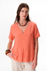 Blusa color salmón de lino con escote en V y mangas cortas.