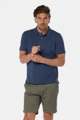 Bermuda color beige con cintura elastizada, bolsillos laterales y traseros.