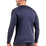 Remera deportiva de manga larga negra, con cuello redondo y logo blanco en el pecho.