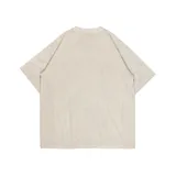 Remera color crema de corte recto con cuello redondo y mangas cortas. Estampado frontal con logo de la marca y texto.