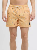 Short de baño naranja con rayas verticales blancas y estampado de tiburones azules. Cuenta con cintura elástica ajustable con cordón blanco.