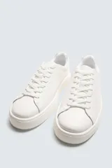 Zapatillas urbanas de cuero color blanco, con cordones y suela de goma con plataforma.