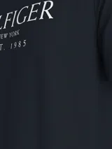 Remera azul marino de algodón con cuello redondo y logo de Tommy Hilfiger estampado en blanco en el pecho.