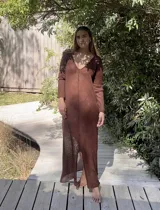 Vestido largo marrón de tejido de algodón fino y ligero, con mangas largas y escote redondo. Puede usarse con el escote hacia adelante o hacia atrás.