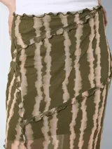 Falda larga verde musgo con estampado abstracto en tonos beige, de corte recto y abertura lateral.
