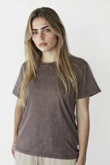 Remera color marrón con cuello redondo y mangas cortas.