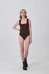 Body blanco sin mangas, de corte ajustado al cuerpo, con escote cuadrado.