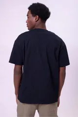 Remera color beige de corte recto y mangas cortas.