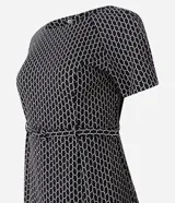 Vestido corto negro con estampado geométrico en color crema, de corte recto, manga corta y cuello redondo. Incluye cinturón fino del mismo tejido.