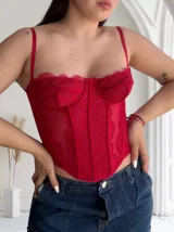 Corset rojo de encaje con transparencias y tirantes finos.