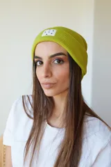 Gorro de lana negro con parche blanco con triángulos negros.