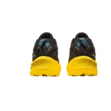 Championes de trail running Asics Gel-Trabuco 11, color negro con detalles en amarillo, azul y plateado. Cuentan con tecnología GEL para amortiguación y suela con tracción para terrenos irregulares.