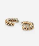 Aros de metal dorados con forma de aro grueso, decorados con esferas de diferentes tamaños en tonos dorados y plateados.