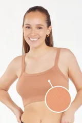 Bralette negro con tirantes anchos y estructura acanalada.