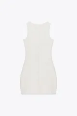 Vestido corto blanco de tejido de punto elástico, con escote en pico, sin mangas, bolsillos delanteros y cierre frontal con botones.