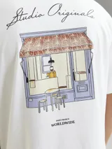 Remera blanca de manga corta con cuello redondo y corte holgado. Estampa en goma con logo en la espalda.