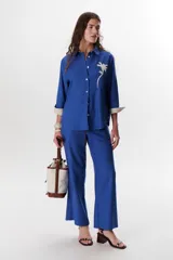 Pantalón de lino azul de corte palazzo.