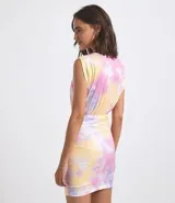 Vestido corto musculosa con escote redondo y estampado tie dye en tonos pastel.