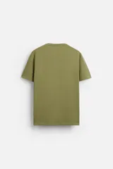 Camiseta slim fit de cuello redondo y manga corta, confeccionada en tejido de algodón con elasticidad.