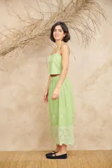 Conjunto de pollera midi y crop top celeste, con bordado de flores blancas.