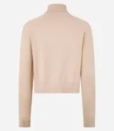 Blusa de punto color blanco, con cuello alto, manga larga y diseño liso.