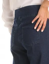 Jegging de algodón elastizado color gris claro, con pretina ancha elastizada de tiro alto, bolsillos laterales simulados con remaches metálicos y bolsillos traseros funcionales.