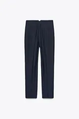 Pantalón negro de vestir, de tiro alto, corte recto y largo al tobillo. Presenta bolsillos laterales y cierre frontal con cremallera, botón interior y gancho metálico.