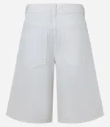 Bermuda jorts de sarga color blanco, con trabillas en la cintura, cierre por cremallera y cinco bolsillos.