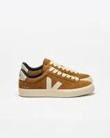 Championes Veja modelo Campo Bold Suede color marrón, con logo lateral en forma de V color crema, capellada de gamuza, forro de poliéster reciclado y suela de caucho del Amazonas.