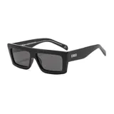 Lentes de sol unisex negros con marco rectangular grueso y lentes grises. Fabricados con plástico reciclado.