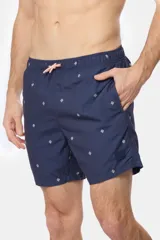 Short de baño azul marino con estampado de rombos blancos, cintura elástica con cordón ajustable, dos bolsillos laterales y suspensor de malla fina.