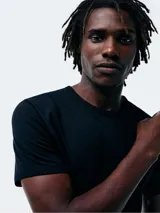 Remera azul marino de corte slim y mangas cortas.