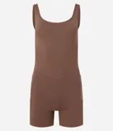 Enterito deportivo marrón de microfibra sin estampa, con breteles anchos.