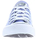 Championes Converse modelo Chuck Taylor Classic OX, color lila, de lona con suela de goma blanca y cordones blancos.