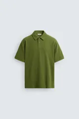 Polo verde oliva de corte regular, con cuello solapa y cierre frontal de botonadura.