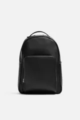 Mochila negra con acabado grabado, compartimento principal con cierre de cremallera, espacio interior para dispositivos electrónicos de hasta 13 pulgadas y bolsillo con cremallera. Bolsillo frontal con cremallera, parte posterior acolchada con banda de sujeción para equipaje, asa de mano y dos asas de hombro ajustables y acolchadas.