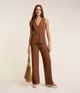 Pantalón pantalona negro de ribana con textura acanalada y cintura elástica.